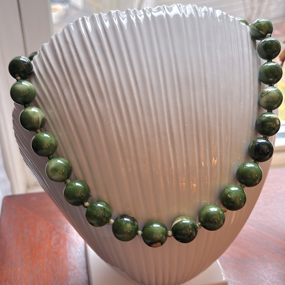 Vintage Elegant Jade Green Beaded Necklace!! - Picture 2 of 6